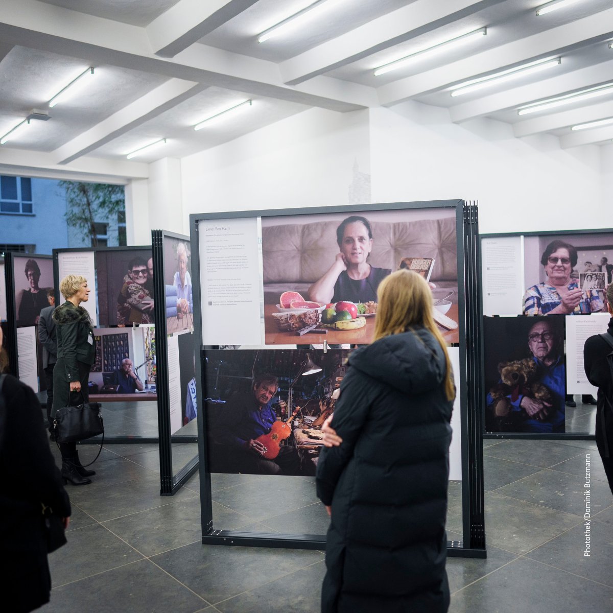 Einblick in bewegende Geschichten: Die Ausstellung „Humans of the Holocaust“ von Erez Kaganovitz zeigt über 40 Porträts von Holocaust-Überlebenden und ihren Nachfahren. Jede Geschichte erinnert uns daran, dass #NieWieder gilt.
Zur Ausstellung anmelden: bmj.de/SharedDocs/Mel…
