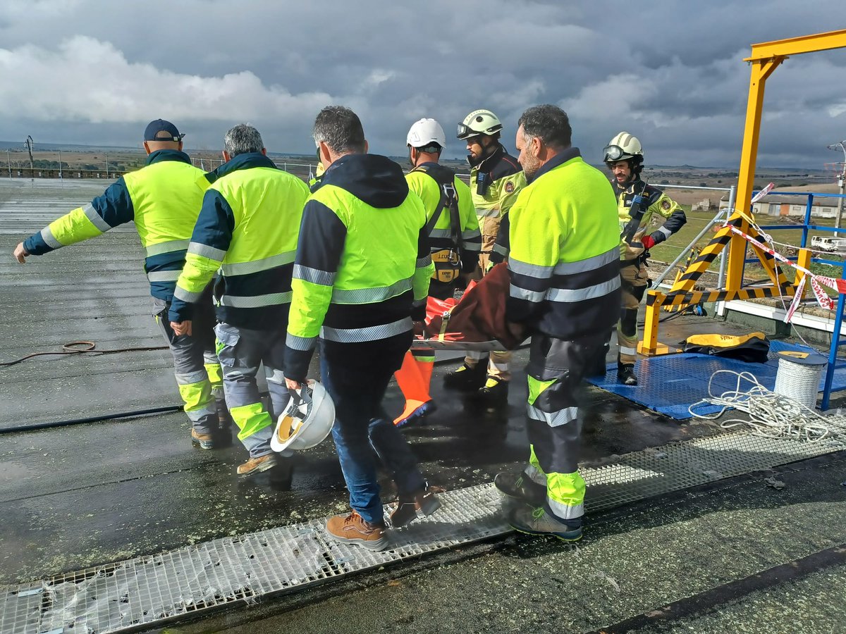Veolia_Castilla's tweet photo. 👉 Ayer en el depósito de La Hiniesta de Zamora, realizamos un simulacro de evacuación de heridos. 

👉 Gracias a los Bomberos de Zamora 👨‍🚒 por enseñarnos a actuar con la mayor protección y seguridad en situaciones de emergencia. 

#SeguridadySalud #Serviciodecalidad #Agua 💧 https://t.co/7QGO5eOZ8z