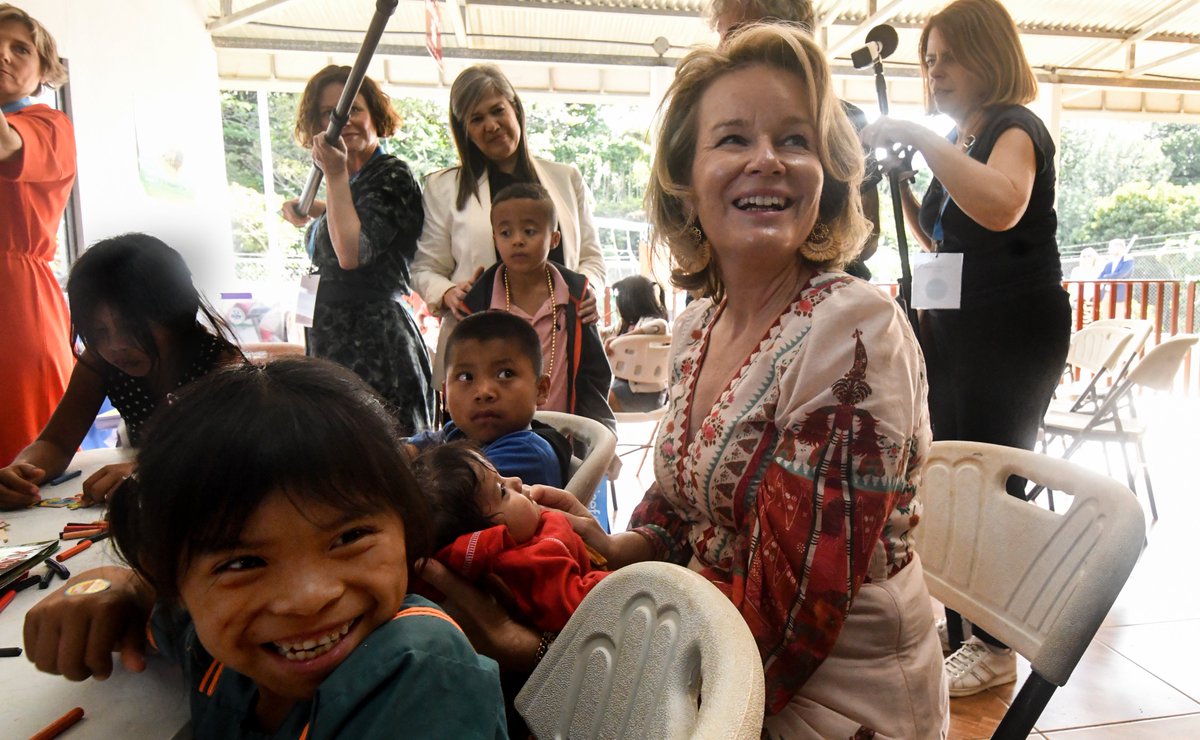 ☕ Ze bezoekt vervolgens een van de 42 ‘Casas de la Alegria’ in het land. Hier vangen private en publieke partners, waaronder <a href="/UNICEF/">UNICEF</a>, de kinderen van seizoensarbeiders op terwijl hun ouders werken op de koffieplantages.