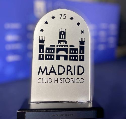 🏉 El Club de Rugby Complutense Cisneros recibió un homenaje del Ayuntamiento de Madrid por sus 82 años de historia. Entre los 67 clubes distinguidos, fue uno de los tres de rugby junto a <a href="/cdarquitectura/">Club Deportivo Arquitectura</a> y <a href="/CRLiceoFrances/">Club de Rugby Liceo Francés</a> . ¡Orgullo azul-azul! #Cisneros 💙🩵