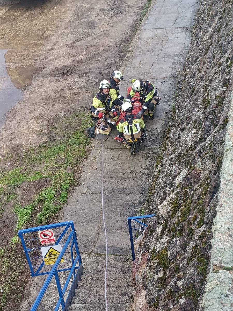Veolia_Castilla's tweet photo. Gracias también a nuestro equipo humano de #Zamora por su magnífica  implicación en la jornada 👏👏.

👉 Formarse en #seguridadysalud es asegurar a la ciudad un servicio de agua 💧 seguro, eficiente y de la máxima  calidad. 

#ZamoraEsAgua https://t.co/hSqhMIoujA