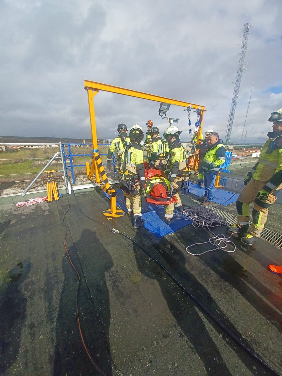 Veolia_Castilla's tweet photo. Gracias también a nuestro equipo humano de #Zamora por su magnífica  implicación en la jornada 👏👏.

👉 Formarse en #seguridadysalud es asegurar a la ciudad un servicio de agua 💧 seguro, eficiente y de la máxima  calidad. 

#ZamoraEsAgua https://t.co/hSqhMIoujA