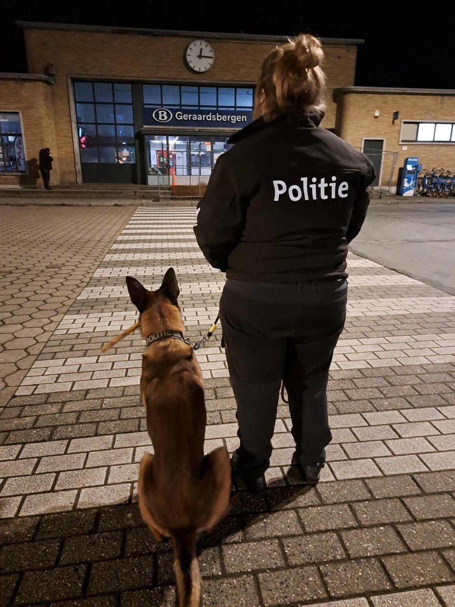 PzGbergenLierde's tweet photo. 💊📷Drugsdealer betrapt en uit het circuit gehaald!
Nacht van 31/01 op 01/02: grootschalige multidisciplinaire #actie in verschillende uitgaansgelegenheden.
Focus = aanpak sociale fraude + drugscrim.
Lees https://t.co/LQP61oc0Uv
#NoDrugs #partnerschap #geraardsbergen #lierde https://t.co/ZtMiD8Uv31