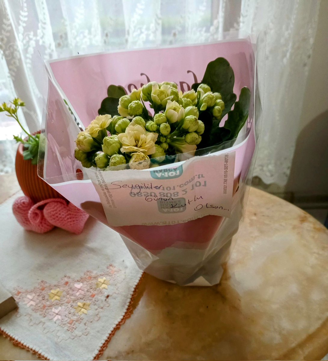 "Sevgililer gününe daha var ama günün şimdiden kutlu olsun aşkım, bugün seni yordum teşekkürler iyi ki varsın..

A101 den aldım, notu kız yazdı "

Ahretlik, kaynana gibi karışarak bazen delirtiyor, bazen de güldürüyor..

"Okusana kız nota ne yazmış " koptum :))))
#İlkHediyem