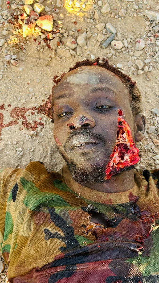 🚨GRAPHIC CONTENT WARNING🚨 #ISIS terrorists attacked a Puntland military base in #Eelmiskad last night, using suicide bombers. Puntland forces defeated them, displaying the terrorists' bodies to the media. A strong message: terrorism will not prevail. #PuntlandStrong #DefeatISIS