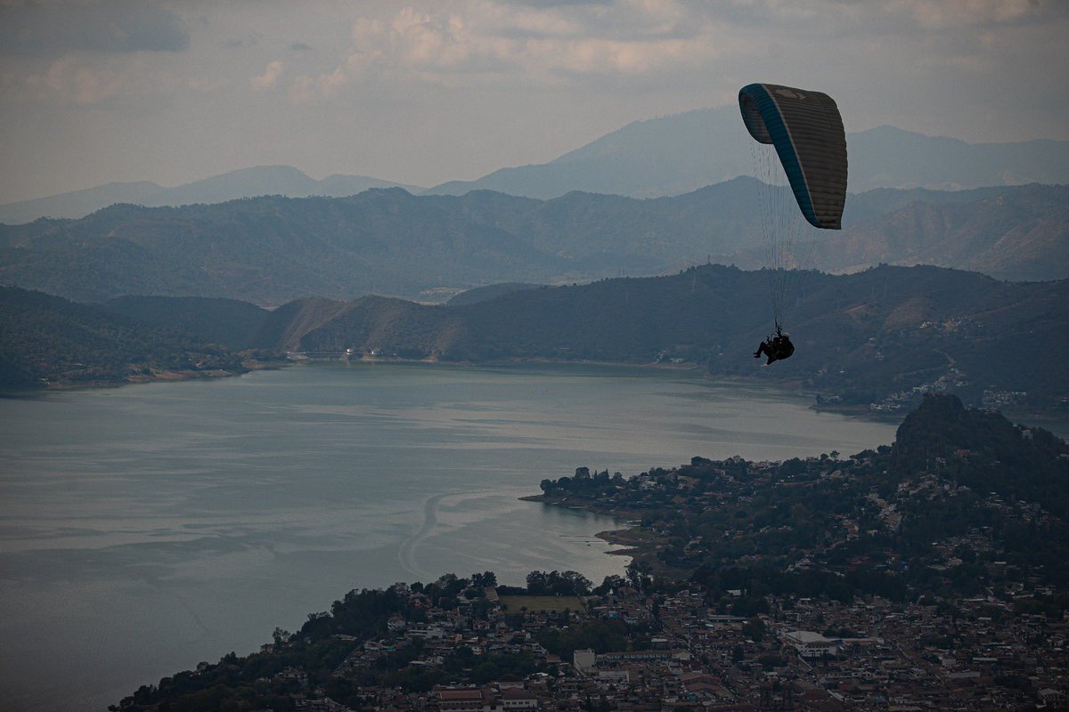 EdomexTurismo's tweet image. 1/2 #TurismoDeRomance I Recorre con tu pareja y/o amigos la Ruta turística Mariposa Monarca 🦋para que vuelen en parapente en #Temascaltepec o #ValleDeBravo; conecten con la naturaleza en el Parque Ecoturístico Salto de Chihuahua en #IxtapanDelOro y #DonatoGuerra;