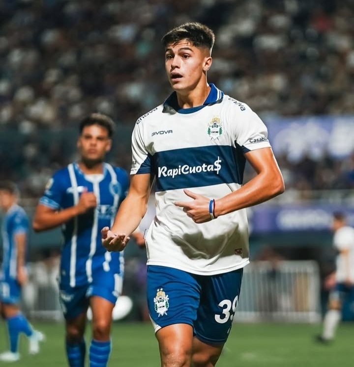 LoboEsta22's tweet photo. #CGE #GELP LA HORA DEL LOBO [22:22] 🐺

En el triunfo vs Godoy Cruz por la #F04, hizo su debut en la Primera División de Gimnasia el mediocampista cat.2005 Facundo DI BIASI (19) ingresando a los 45'ST https://t.co/KYJvSjx6Ao
