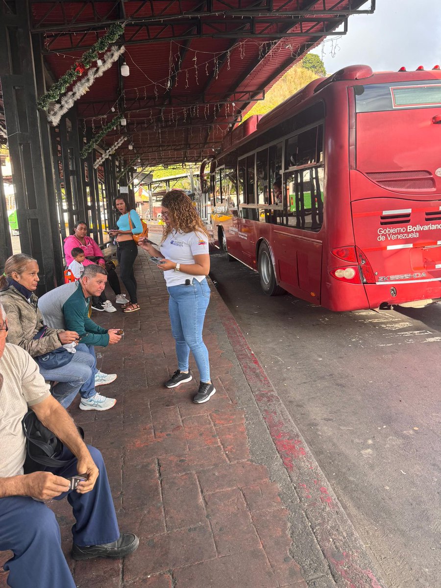SeguridadvialLU's tweet photo. Funcionarios del #INTT La Urbina promueven la cultura vial responsable desde el Terminal de Petare https://t.co/eGPBksjOAc