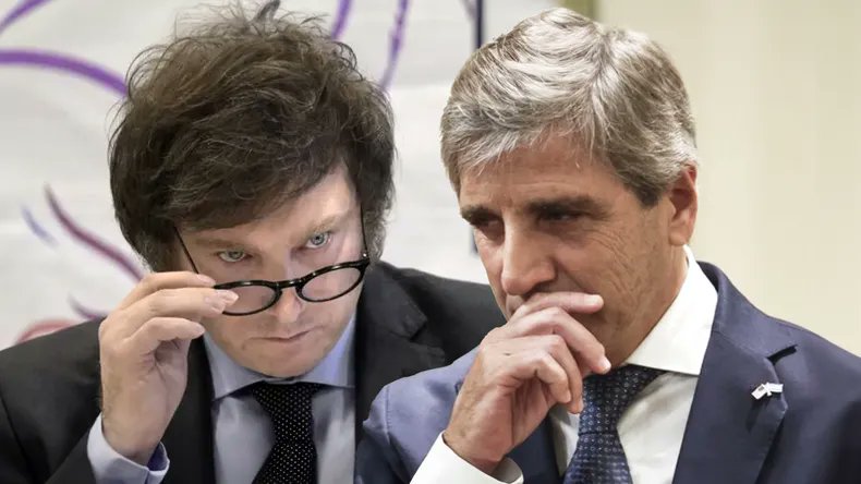 Dedícoles este gran día del mercado argentino, a ambos. Sepan ahora morir con dignidad, sin rajarse antes de tiempo, y reconociéndole al pueblo argentino cómo mintieron, estafaron y robaron con este plan fraudulento del principio al fin.