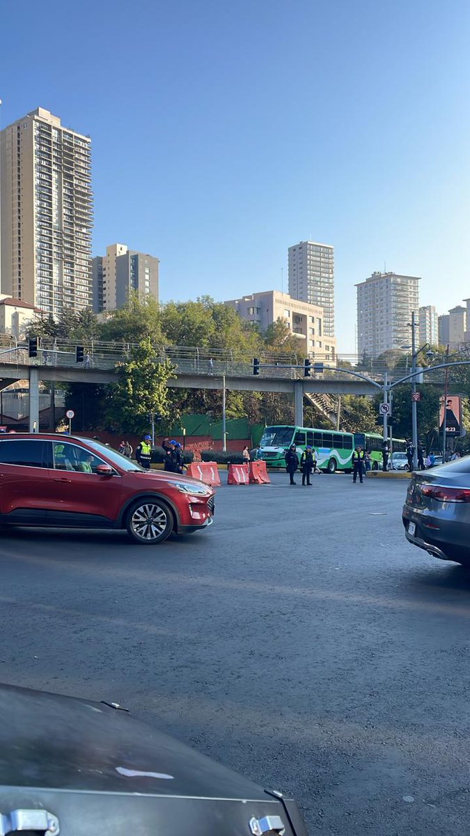 Comienzan a retirarse los manifestantes que está mañana desquiciaron la vialidad en Santa Fé y Cuajimalpa por falta de agua. Severos problemas viales en la zona. <a href="/adn40/">adnnoticiasmx</a> <a href="/ahoramasoficial/">Ahora Más</a> <a href="/AztecaNoticias/">Azteca Noticias</a>