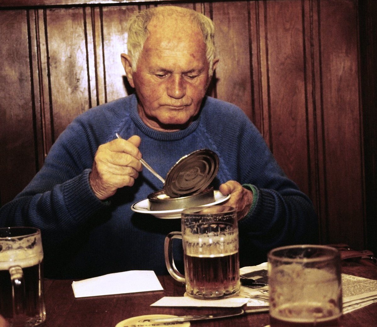 Prazskepribehy's tweet image. Rok 1990. Bohumil Hrabal v hostinci U Zlatého tygra v Husově ulici na Starém Městě. Foto: Liba Taylor