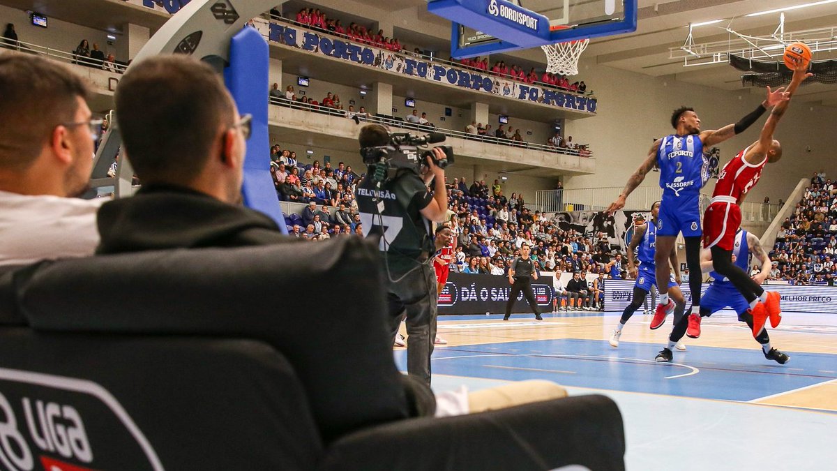 🏀🛋️ Vamos sortear bilhete duplo no Sofá Betclic para o Porto-Benfica da #LigaBetclic! Tens direito a snack, bebida e ainda 10€ de Freebets para apostares neste jogo! 

- Dá RT + Like
- Identifica quem levas contigo

1 comentário por pessoa.
Vencedor anunciado amanhã de manhã.