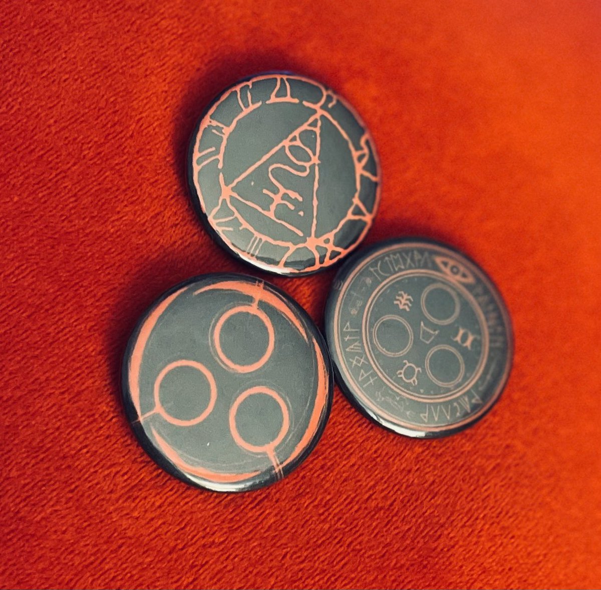 SilentSpinGmz's tweet photo. My little sister is the absolute best! She made me a bunch of buttons, these are the #SilentHill ones… 🥹🖤 https://t.co/Zjtrtiol8H