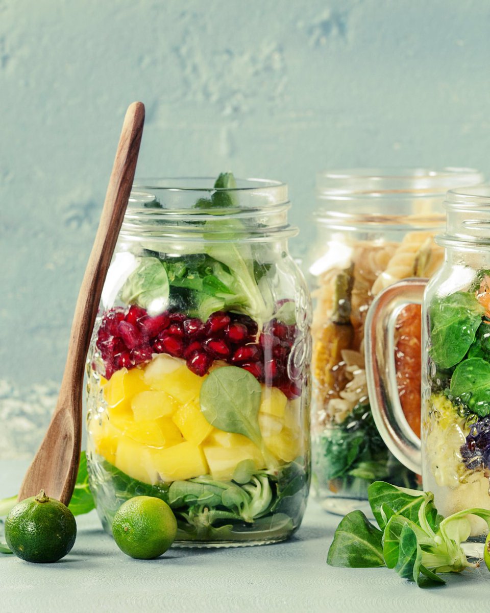 Smoothie, meyve, sebze, süt veya bitkisel bazlı içecekler ile hazırlanabilen, yoğun kıvamlı ve ferahlatıcı bir içecektir. Vitamin, mineral ve lif açısından zengin olmasıyla bilinir. Gün içinde pratik bir enerji kaynağı olarak tercih edilir. 🍓🥭🥤