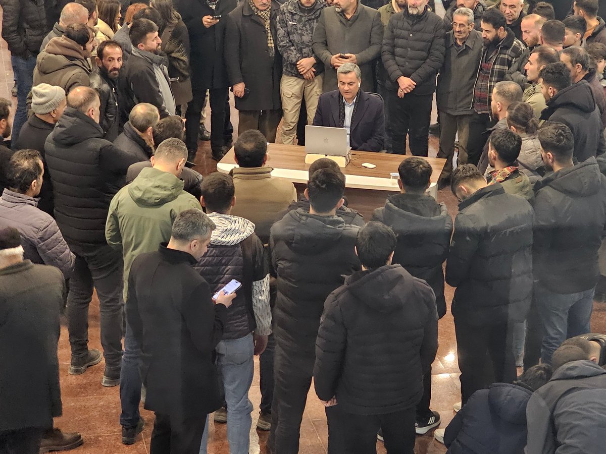 Wan Büyükşehir Belediyesi Eşbaşkanı Abdullah Zeydan ve oy kullanan wan halkı..