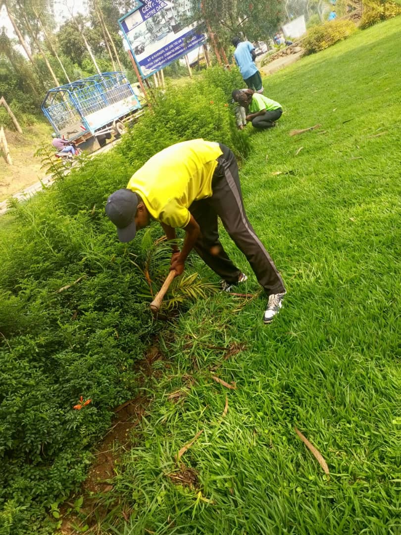 Urubyiruko Rw'abakorerabushake Mu Murenge Wa #Muhoza Mu Karere ka <a href="/MusanzeDistrict/">Musanze District</a>,Rwazindukiye Mugitondo cy'Isuku kiba buri Wa Kabiri.
Nigikorwa Cyibera Mutugari Twose Turi Mu Murenge Wa #Muhoza Dusukura  imihanda Y'imigenderano ,Ubusitani l,Tunabagarira Indabo Ziri Ku Muhanda.