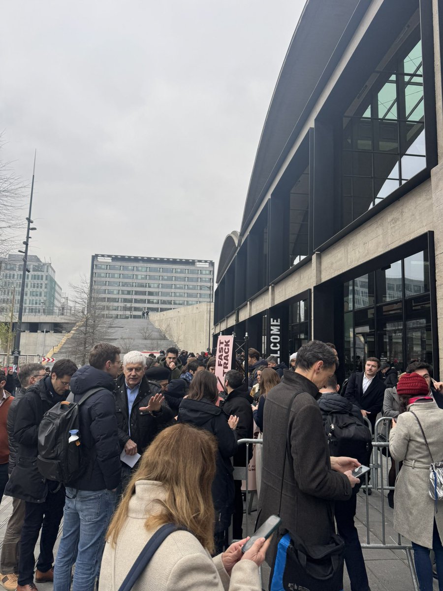 ADuvalinho's tweet image. Busy day at the office today 🔥

Good to see Paris being an AI hub 🤗🇫🇷

With various talks on sustainabliiity, optimizing energy-intensive industrial processes, AI-driven chemistry ⚛️ Even one featuring @entalpic_ai at 2:35pm at the Junior stage — drop by to chat with the team…