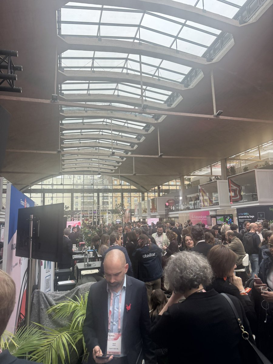 ADuvalinho's tweet image. Busy day at the office today 🔥

Good to see Paris being an AI hub 🤗🇫🇷

With various talks on sustainabliiity, optimizing energy-intensive industrial processes, AI-driven chemistry ⚛️ Even one featuring @entalpic_ai at 2:35pm at the Junior stage — drop by to chat with the team…