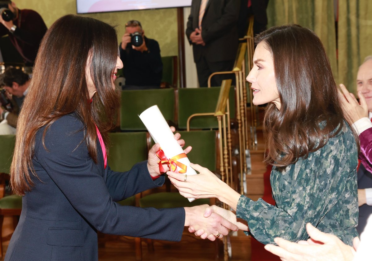 La Reina entrega la V edición de los Premios Fundación Real Academia de Ciencias de España al Joven Talento Científico Femenino #PremioMujerYCiencia:

🔹 Categoría Biología y Geología: Ainhoa Magrach González
🔹 Categoría Tecnología: Ivana Gasulla

➡️casareal.es/ES/Actividades…