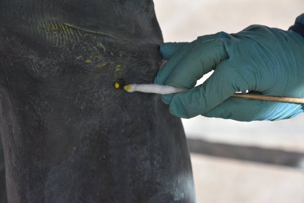 ConservarArte's tweet photo. Hoy os enseñamos fotos del proceso de #restauración #conservación de la escultura Juan Bravo, obra realizada en bronce. Eliminación de óxidos a través de métodos físico-químicos, inhibición de metales, tapado de oquedades y protección final. #Patrimonio #Segovia #cultura https://t.co/6J8Wph6mVU