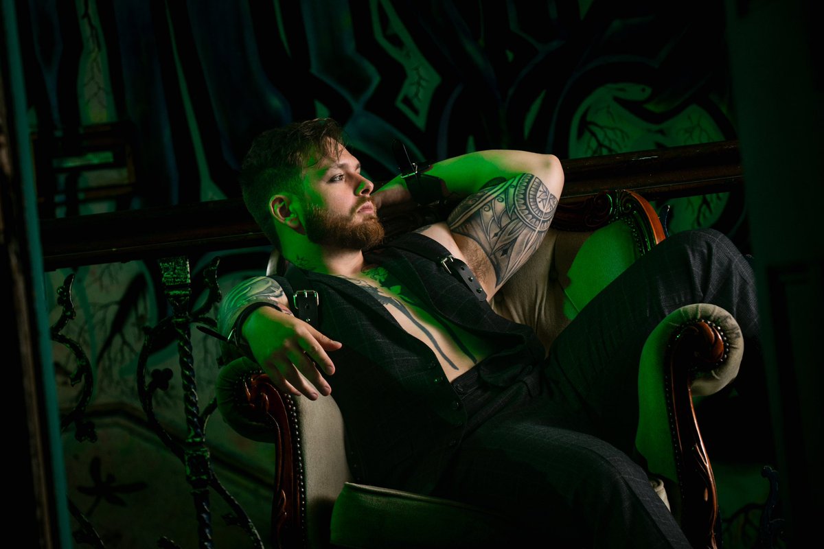 Looking like it should belong on a cover of Rolling Stone magazine, I love this edgy and gothy style shot of <a href="/conzo0311/">Conzo</a> at Antwerp Mansion

How do you feel about that slightly rock style of grunge or do you prefer the cleaner look? Id love to hear your thoughts 🤔