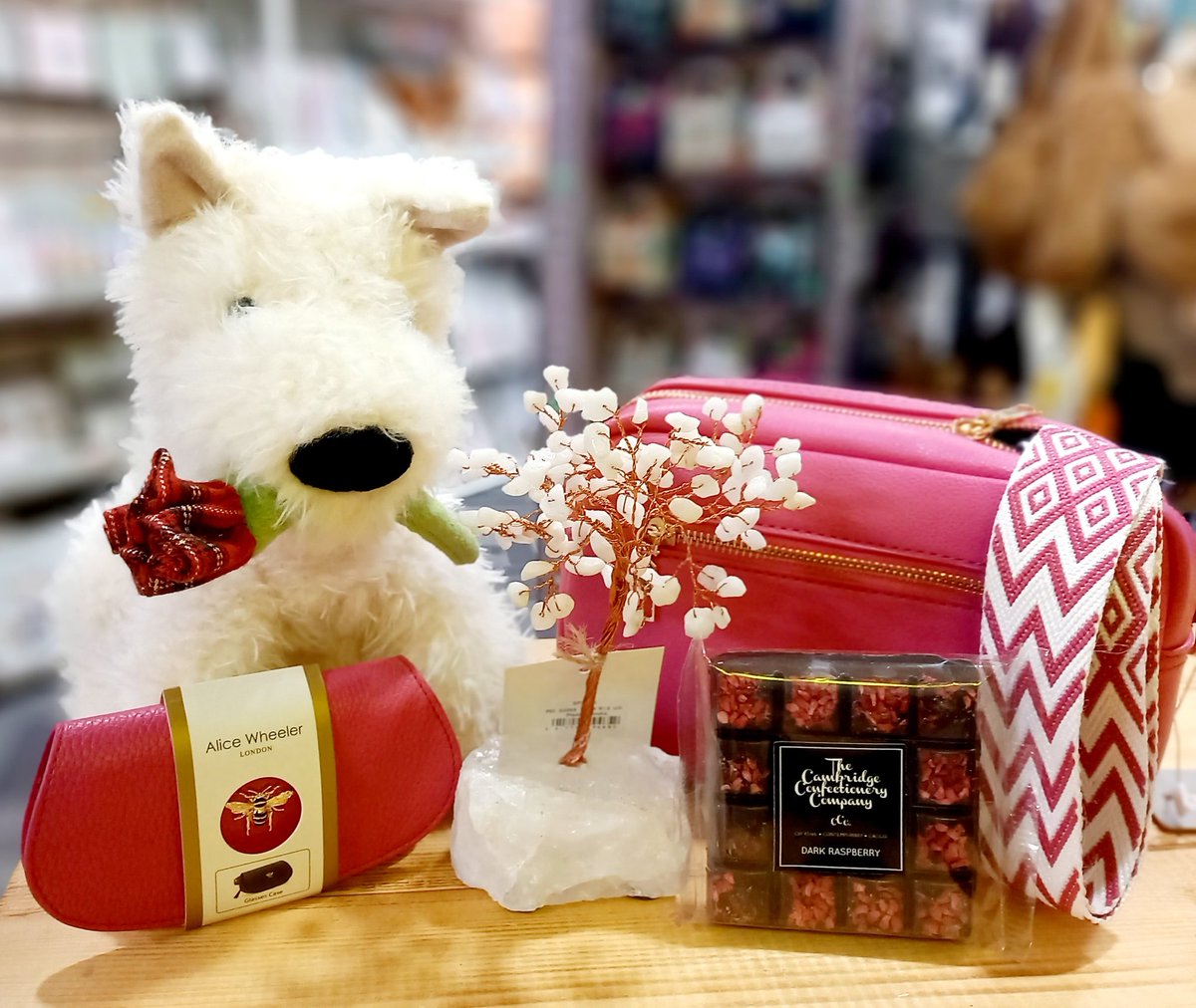 Who is feeling the love?! Pop in store or online to buy everything you need for that perfect gift 💛 We have a huge range of cards too! 
#love #valentines #hearts #chocolates #cards #alicewheeler #jellycat #crystals #giftshop #Eastbourne #TunbridgeWells #Hailsham #bexhill