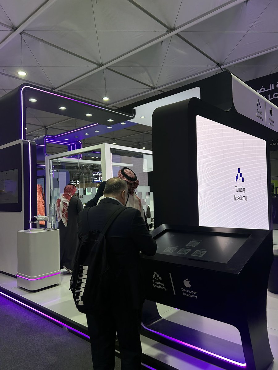 marwa1716's tweet image. تعالو اشوفكم في بوث اكادمية ابل في قاعة 4 🌚

#LEAP