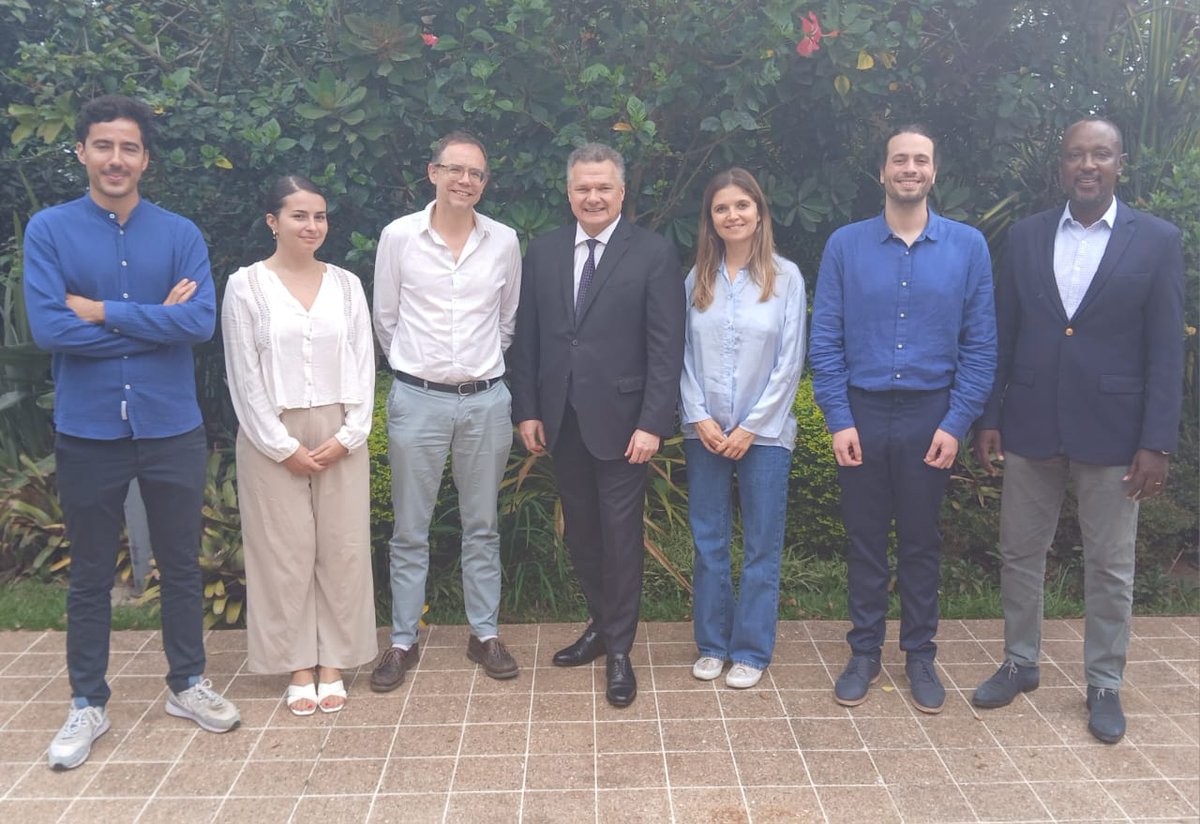 antoine_anfre's tweet photo. Rencontre avec des pneumologues et des infectiologues français, en résidence et en mission au #Rwanda pour former, tout en soignant, et bâtir les fondements de l'enseignement sur place de ces deux spécialités médicales 
@CHU_Brest 
@APHP https://t.co/EiRRy5jqje