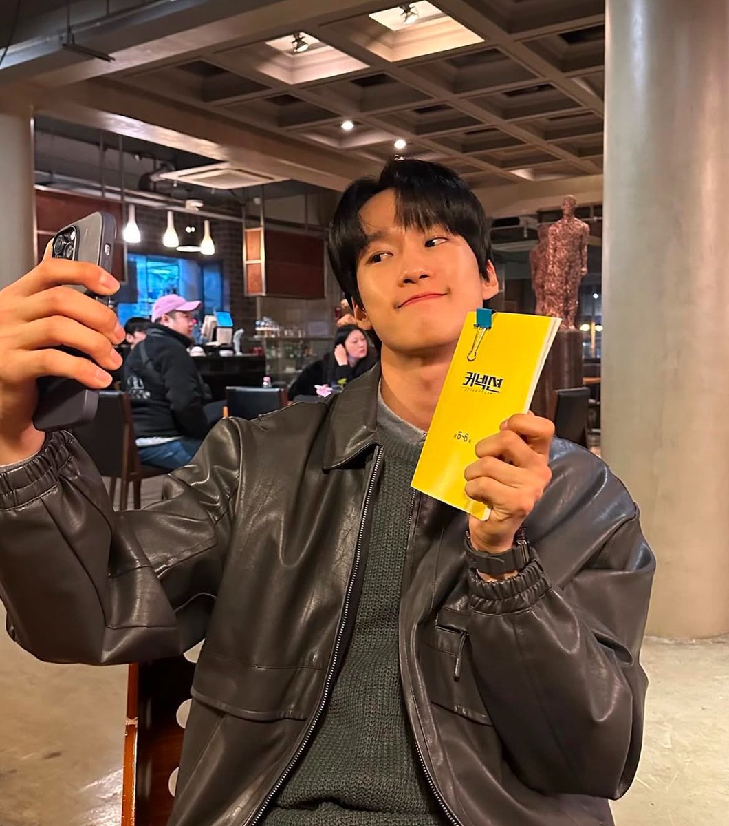 BATSUFOREVER's tweet photo. modern au! #mansu where man-seok is an actor&amp;minsu is a full time uni student and aspiring artist !!

despite man-seok’s busy schedule, he always manages to find time to text minsu to see how he’s doing/giving updates about his day 🥰🥰 he also sends minsu LOTS OF PICS like these https://t.co/J1bYonwOj2