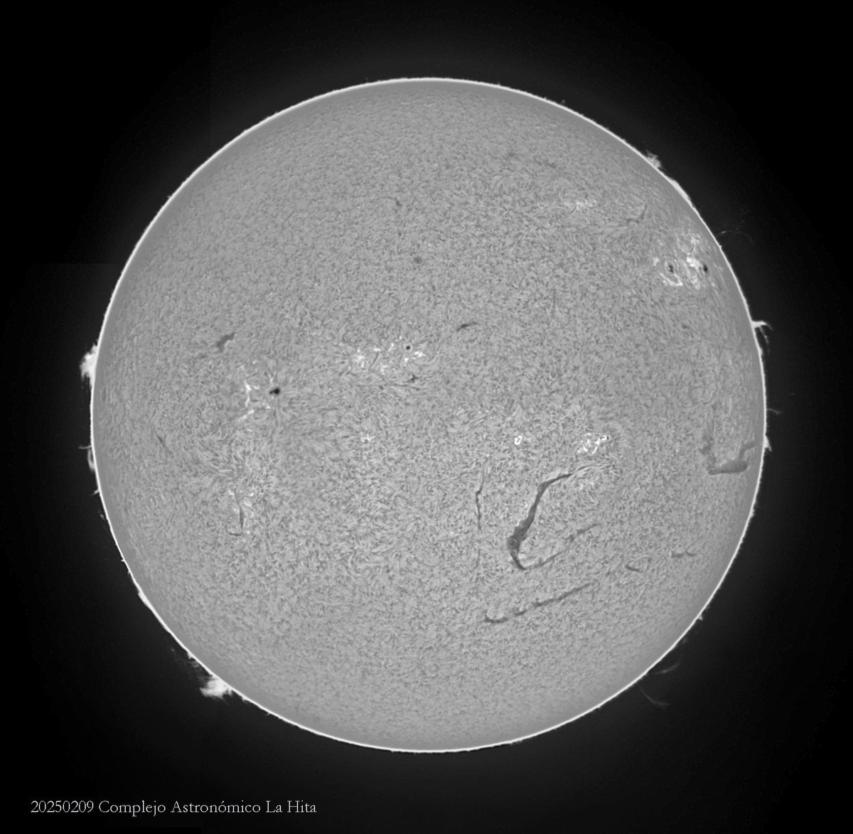 LeoAstronomada's tweet photo. La experiencia de observar el sol en H-alfa siempre fascina.
Y en un día radiante deja recuerdos inolvidables ☀️😍👇

Ni en domingo se descansa. #ilovemyjob #❤️ @AstroHita 
@LuntSolar https://t.co/YRa5PyIo5I