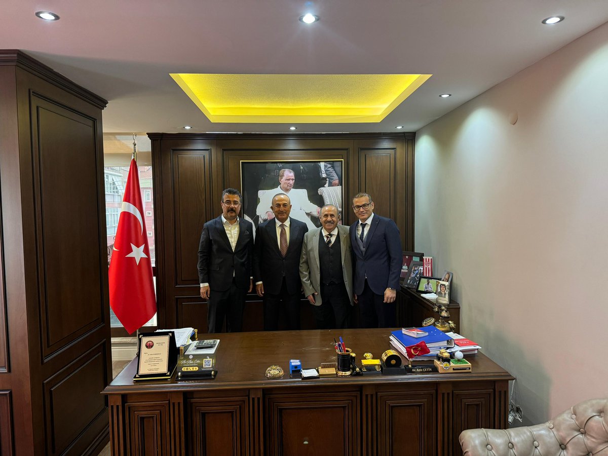 2017 yılından beri onurla vekilliğini yaptığım Sayın Bakanımız ve Ak Parti Antalya İl Başkanı Sayın Ali Çetin ofisimize teşrif ettiler . Nazik ziyaretleri için çok teşekkür ederim . <a href="/MevlutCavusoglu/">Mevlüt Çavuşoğlu</a> <a href="/alicetin_07/">Ali Çetin</a>