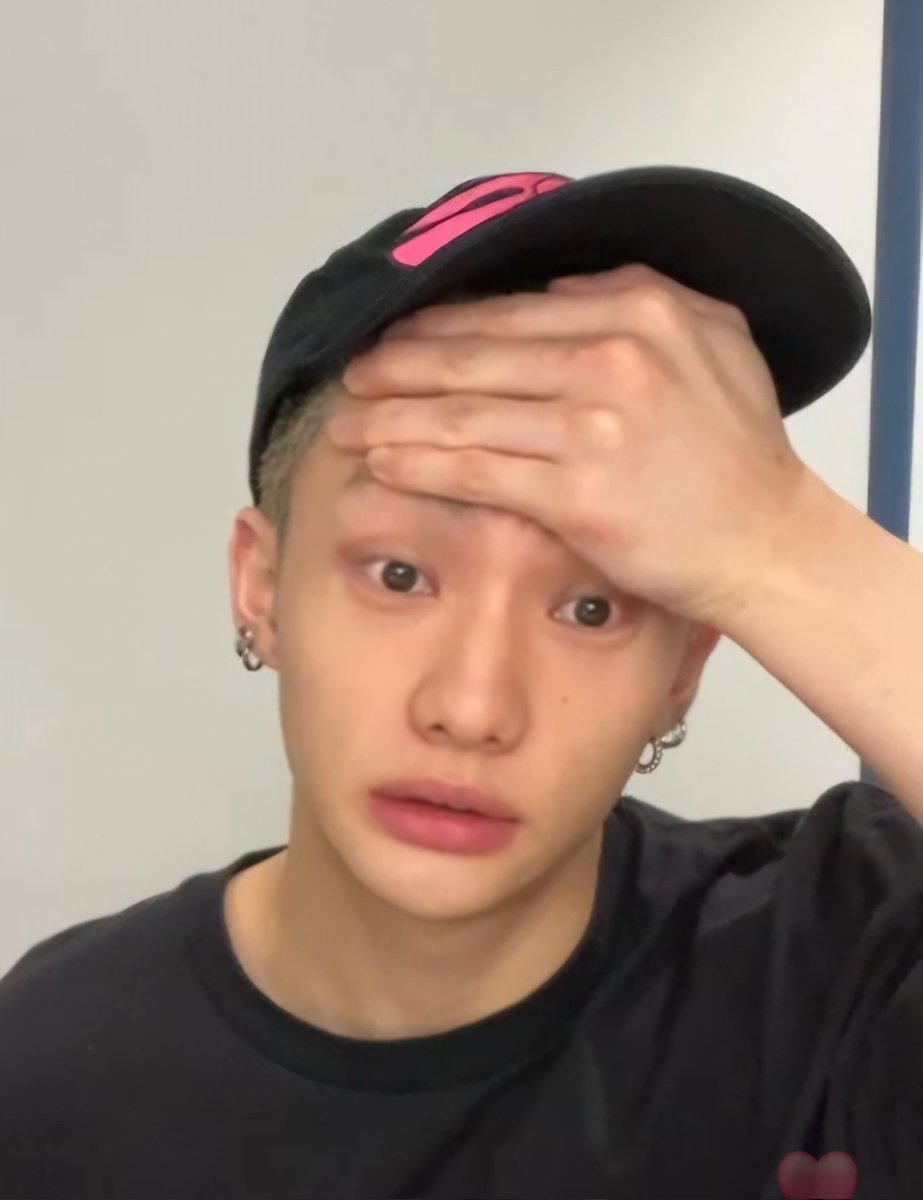 Real talk now.
ma a voi è partito l'embolo osservando quanto sono attraenti Hyunjin e Chan struccati, vestiti comodi e a loro agio? io boh, sto lì a fissarli e non comprendo come due uomini possano essere così tanto uomini senza fare una mazza se non stare seduti e parlare