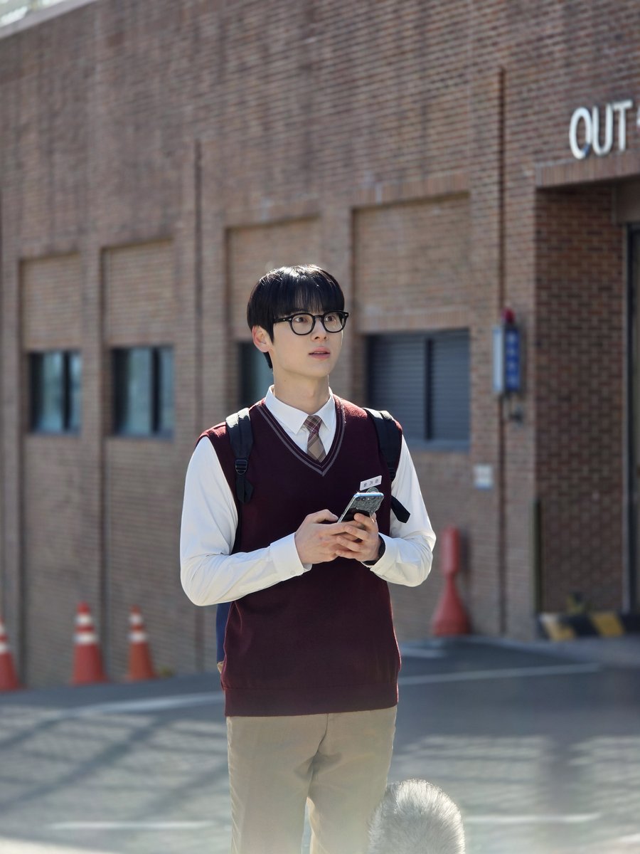 [#Moment_H] 📸

여기가 만익고야 만일고야 ⁉️

오타 한 번에 만익ㄹ고로 가버린 가민이의
뜻하지 않은 만익고 제패기 🔥

<스터디그룹>에서 시원시원한 하이퍼액션과 함께
온미남과 냉미남을 오고 가는 가민이도 보고 가세요 🤓

#황민현 #HWANGMINHYUN
#스터디그룹 #STUDYGROUP