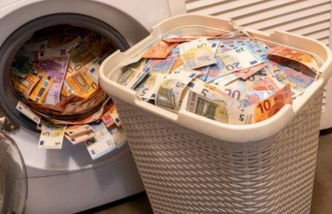 <a href="/ekonomat_pl/">Ekonomat</a> No i ma rację. Kraj w trakcie wojny powinien się jednoczyć a jego obywatele powinni robić wszystko by wspólnie odczuwać koszmar walk. Na Ukrainie jest inaczej. Jedni giną a drudzy się bawią za przeprane tam pieniądze słane przez cały świat. Ukraina to pralnia pieniędzy!!