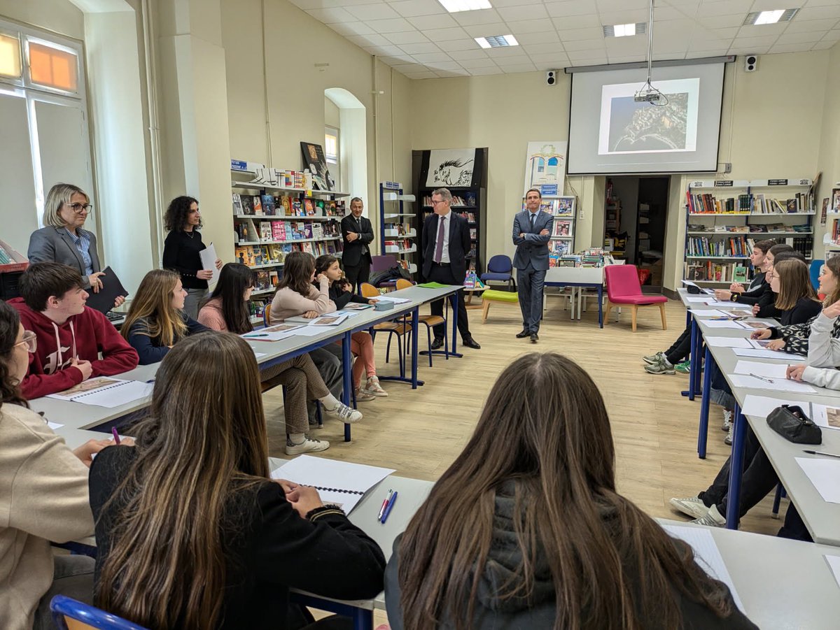 Visite du recteur au collège le 28 janvier dernier. Au programme : expérimentation du dispositif pause numérique. 

È dinù participazione à u prugettu cullaburativu « A carta paolina » cù una classa di 4a bislingua #Paoli2025