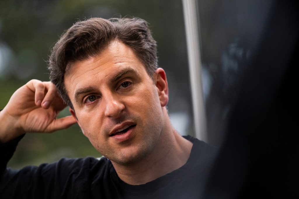 Ever been rejected so many times you wanted to quit? 💔 Brian Chesky, the co-founder of Airbnb, faced 1,000+ rejections before turning his idea into a billion-dollar company. Here’s how he did it (and what you can learn from it)