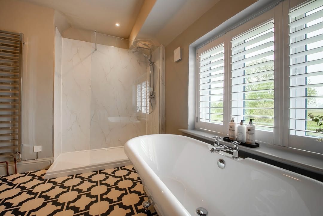 FIVE DAYS OF BATHROOM TRENDS FOR 2025🚿 

DAY FIVE 

EARTHY HUES

This stunning bathroom by @thorntonwatlasestate highlights the growing popularity of period features in modern design.