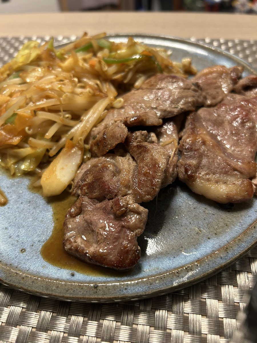 さあ、晩御飯ですよー
シンプルに肉と野菜
結局こんなのがいいんです😄
#料理勉強中
#おうちごはん
#ひとり飯
#自炊
#肉