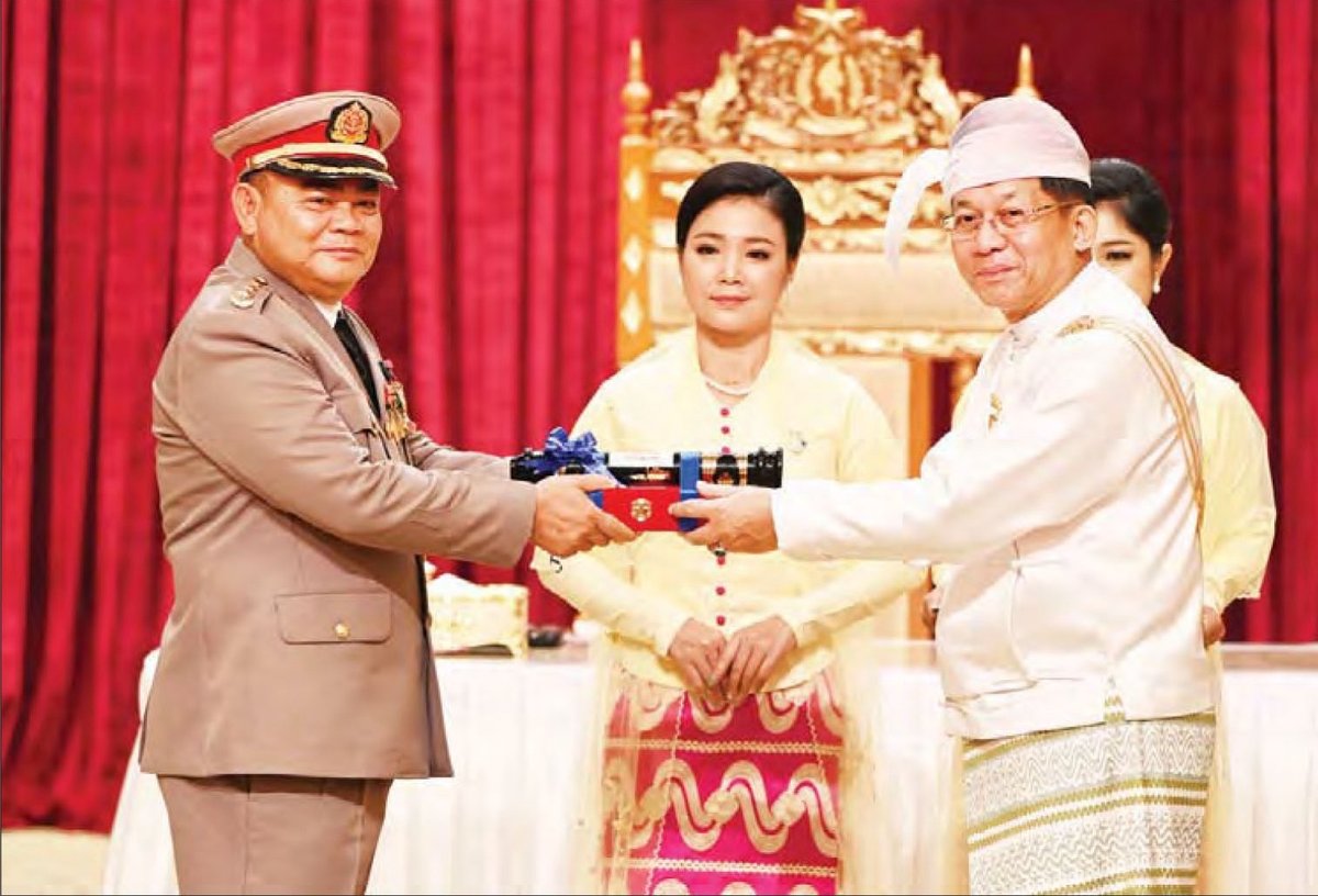 Myanmar_Now's tweet photo. စောချစ်သူနှင့် BGF ခေါင်းဆောင်များကို ဖမ်းဝရမ်းထုတ်ရန် ထိုင်းဘက်က ပြင်ဆင်နေ
--------------------------------------------------

ကျားဖြန့်ဂိုဏ်းများအရေး ဖြေရှင်းရန် ပြည်��ွင်းပြည်ပဖိအားပေးမှု ခံနေရသည့် ထိုင်းအစိုးရက မြန်မာဘက်ခြမ်းရှိ ကရင်နယ်ခြားစောင့်တပ် BGF ခေါင်းဆောင်များကို ဝရမ်းထုတ်ရန် စီစဉ်နေသည်။

ပုံစာ- ၂၀၂၃ ဇန်နဝါရီလအတွင်းက စစ်ခေါင်းဆောင်ကပေးသည့် သီရိပျံချီဘွဲ့ကို ဗိုလ်မှူးကြီးစောချစ်သူ နေပြည်တော်တွင် လက်ခံရယူစဉ် (ဓာတ်ပုံ - စစ်ကောင်စီပြန်ကြားရေး)

အပြည့်အစုံဖတ်ရန် > https://t.co/07OLVAaGdC
