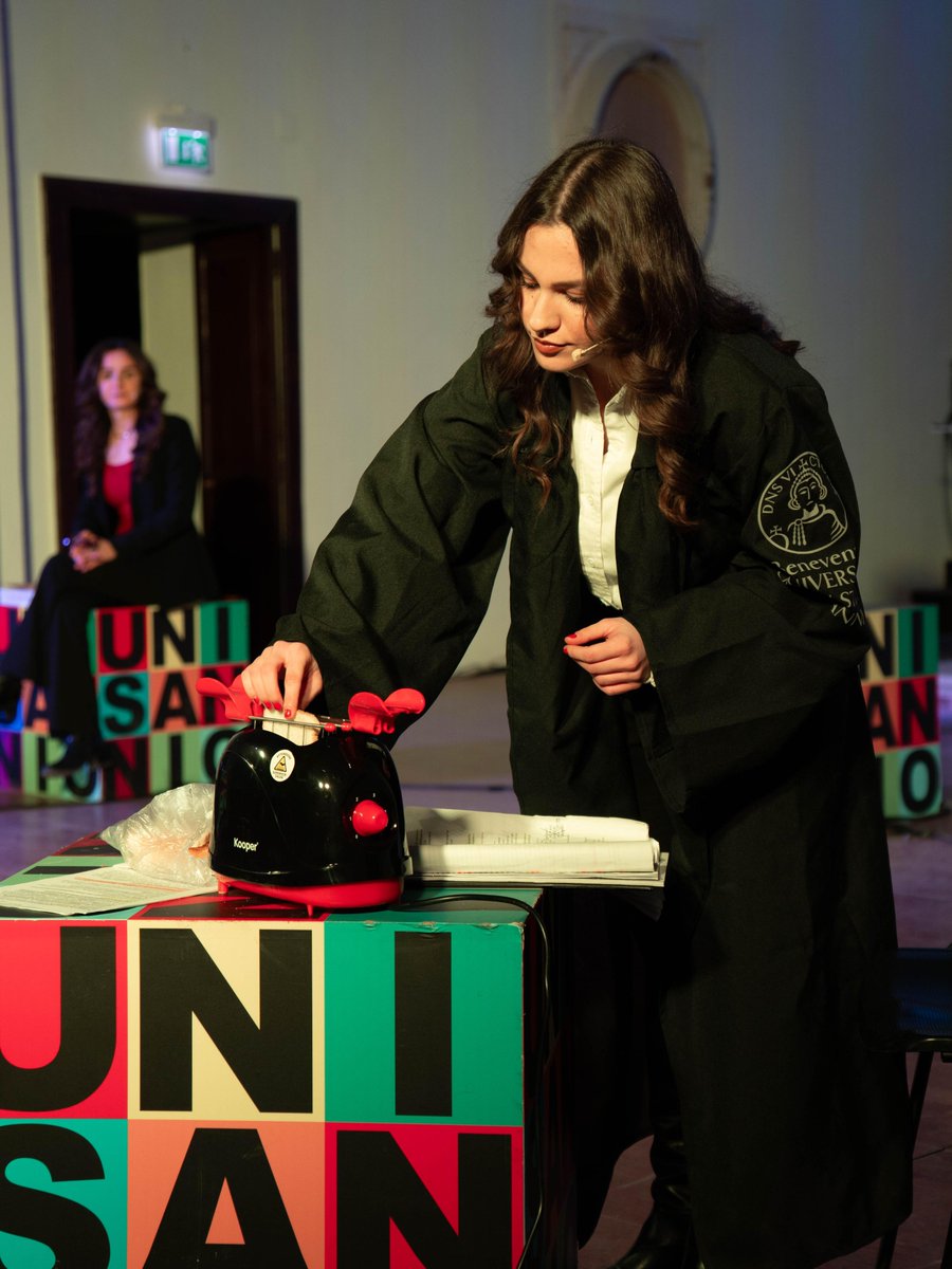 UstaUnisannio's tweet photo. Sul palco dell’Auditorium Sant’Agostino, il  #CUT #UNISANNIO ha portato in scena un dibattito acceso e attuale con “Processo” all’Intelligenza Artificiale, un’opera coinvolgente scritta e diretta da Gilda Ciccarelli e Francesco Teselli.
🔍 Colpevole o innocente? 
#Teatro https://t.co/f4dCLKvW3I