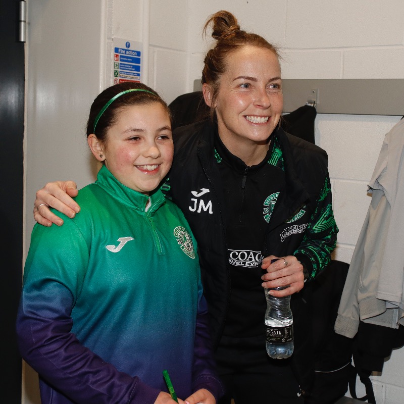 HibernianWomen's tweet photo. Unique changing room access 🤳
Full replica kit 👕
Signed captain's armband ©️
➕ more… 

For our upcoming match against Celtic, we are offering up one exclusive Captain’s mascot experience! 👇