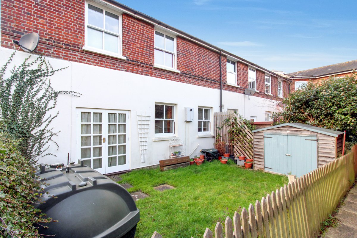 Heritagehsl's tweet photo. The Vale is an interesting mix of period conversions which lie amongst outstandingly spacious lawned ground with open car parks. The property itself, boasts high ceilings,  lounge/diner, its own private courtyard garden and two supremely spacious double bedrooms. https://t.co/cQgJsnn1Ru