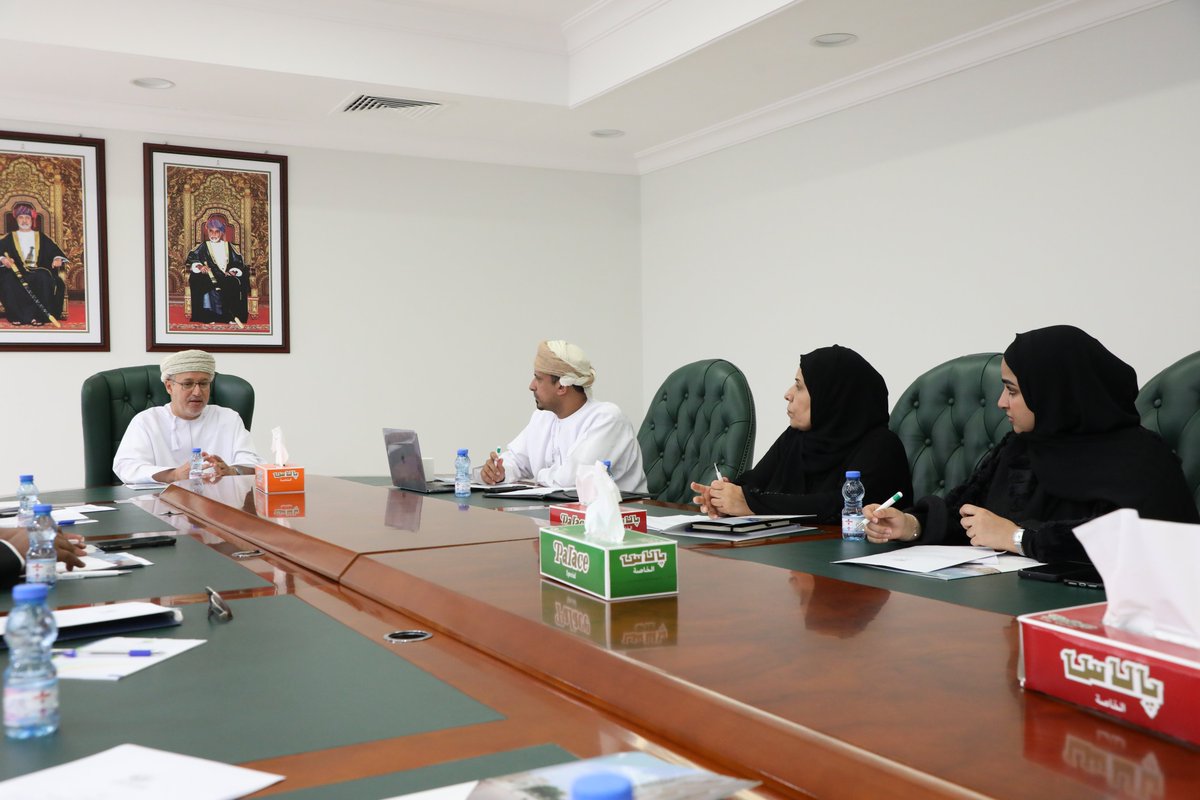 dh_university's tweet photo. اجتماع مبادرة نحو تعليم مستدام
اجتمع صباح اليوم أ.د عامر بن علي الرواس رئيس جامعة ظفار بفريق الجامعة مبادرة نحو تعليم مستدام والذي يهدف الى تعزيز الشركة بين المؤسسات الأكاديمية والتربوية، وتأتي مبادرة نحو تعليم مستدام جامعة ظفار وتعليمية ظفار في شراكة نحو آفاق جديدة لتكون جسراً للتواصل والتكامل بين الجامعة والمنظومة التعليمية في المحافظة. كما تسعى المبادرة إلى توطيد أواصر التعاون بين جامعة ظفار والقطاع التعليمي، من خلال برامج وفعاليات تسهم في تطوير البيئة التعليمية ودعم الكوادر التربوية والطلبة. كما تعكس الحملة التزام  الجامعة بدورها الرائد في خدمة المجتمع، وتعزيز فرص التعليم والتدريب، وتهيئة الطلبة لمستقبل أكاديمي أكثر اشراقا، ومن أهم أهدافها تأهيل الطلبة للحياة الجامعية، و رفع مستوى الوعي التعليمي للطلبة، و تقديم ورش تدريبية متخصصة لدعم التعليم وتنمية مهارات الطلبة والمعلمين، اضافة الى تعزيز التعاون بين الجامعة والمدارس والمعلمين والإدارات.، والتوعية ببرامج الجامعة وفرص القبول والتسجيل، و إبراز دور الجامعة كمؤسسة أكاديمية رائدة في محافظة ظفار.