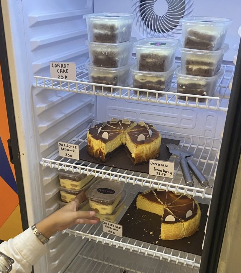 UGM_FESS's tweet photo. Gaisss, yang mau matcha bisa ke Naroo cafe di pertamina tower FEB UGM. Baristanya bilang mereka pake ceremonial grade matcha sama steviaa, ada kue-kue juga (naksir tiramisunya🥹) ENAKKK BGTTT GABOONG😭😭 https://t.co/lSxqrthG1c