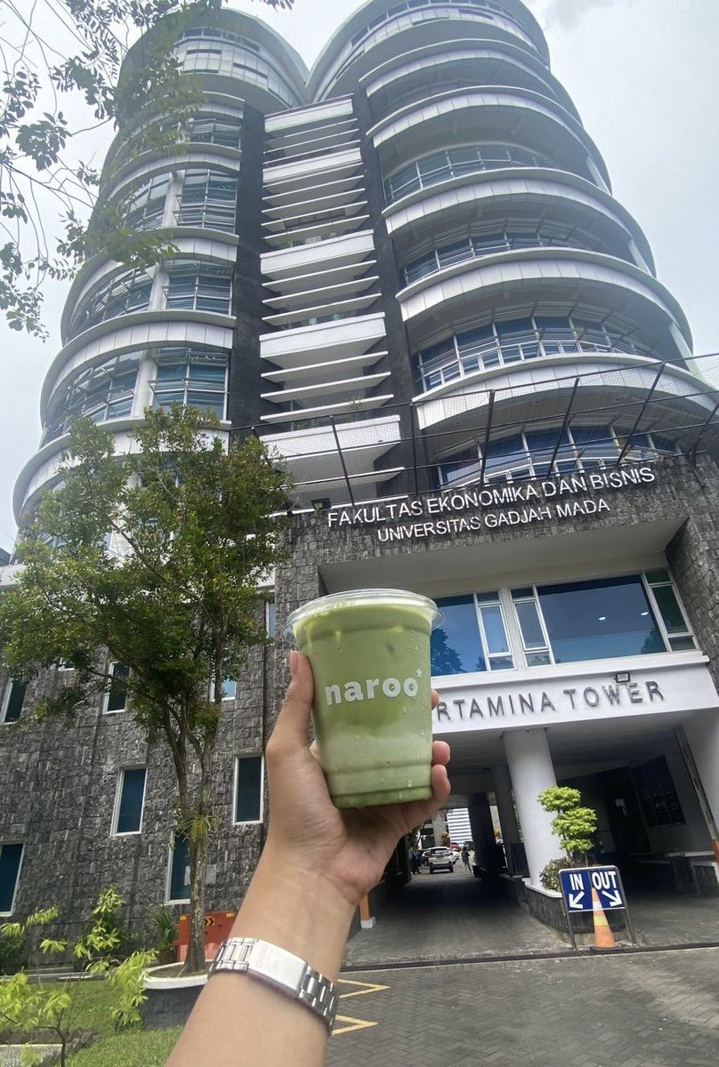 UGM_FESS's tweet photo. Gaisss, yang mau matcha bisa ke Naroo cafe di pertamina tower FEB UGM. Baristanya bilang mereka pake ceremonial grade matcha sama steviaa, ada kue-kue juga (naksir tiramisunya🥹) ENAKKK BGTTT GABOONG😭😭 https://t.co/lSxqrthG1c