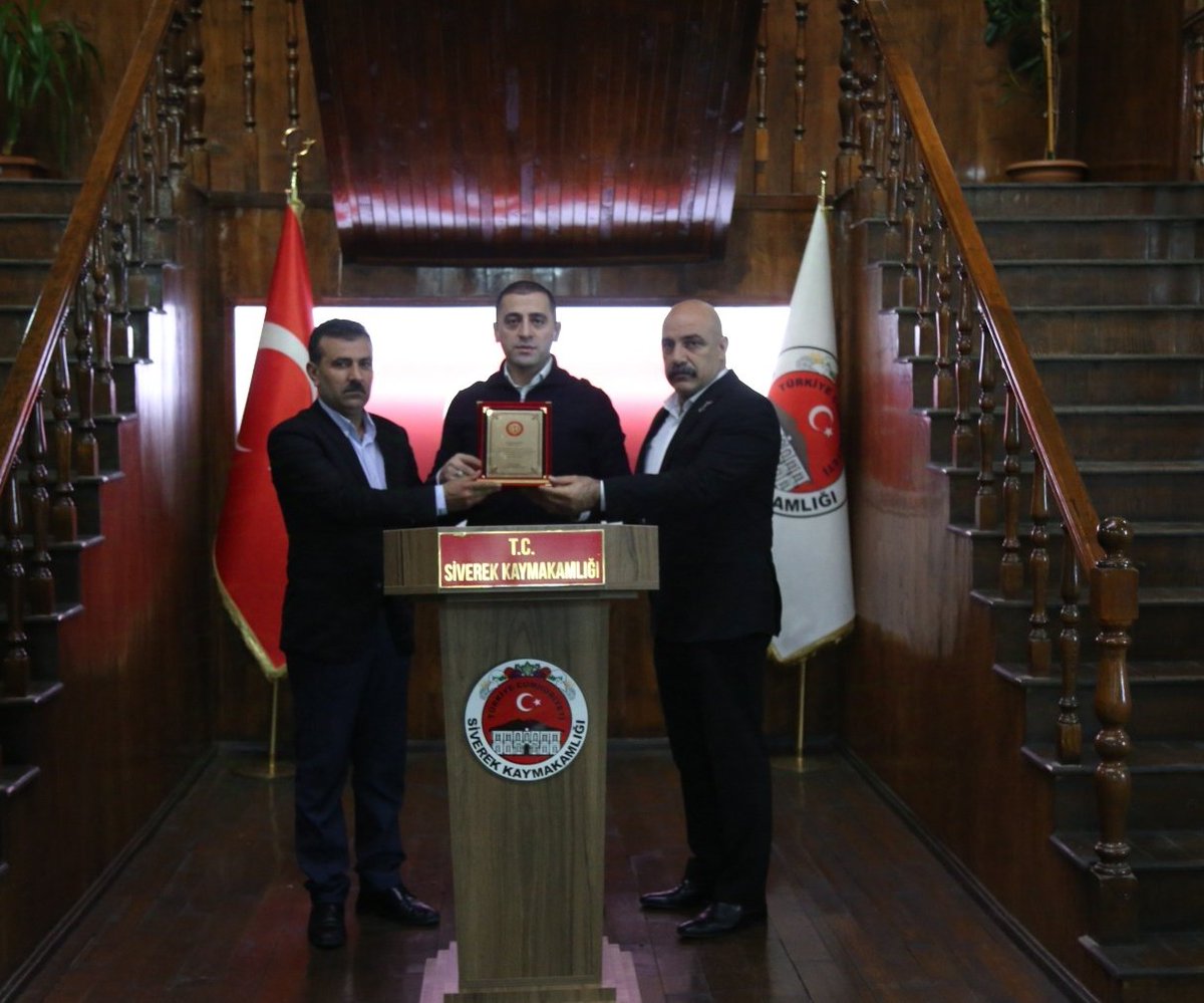 siverekkaymakam's tweet photo. Şanliurfa Köy Korucuları Federasyonu Başkanı Mehmet KOYUNCU, Siverek Gönüllü Köy Korucular Derneği Başkanı Mahmut ÇAKIR ve Köy Korucuları Kaymakamımız Musa AYDEMİR'i ziyaret ederek plaket takdim etti. https://t.co/b9dMB3obHb