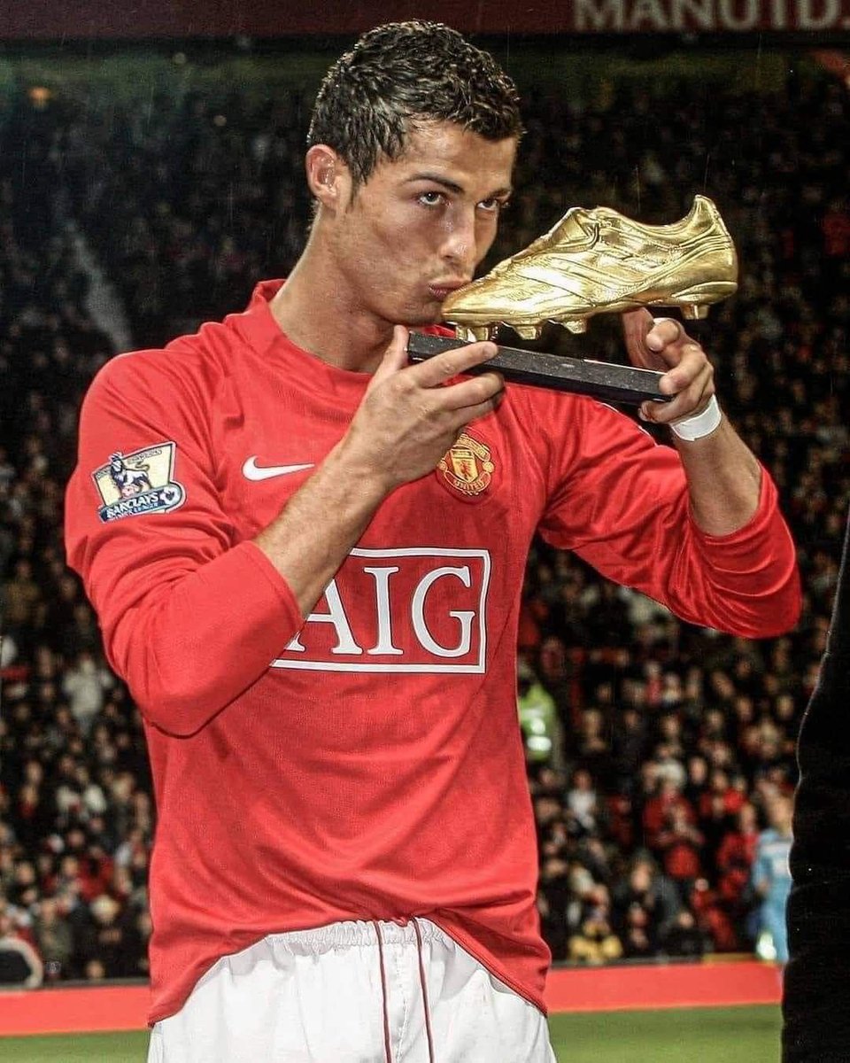 ActuCR7_'s tweet photo. 🚨 𝐎𝐅𝐅𝐈𝐂𝐈𝐄𝐋 ! La FIFA reconnaît que Cristiano Ronaldo étant 𝐥𝐞 𝐩𝐫𝐞𝐦𝐢𝐞𝐫 𝐞𝐭 𝐮𝐧𝐢𝐪𝐮𝐞 𝐣𝐨𝐮𝐞𝐮𝐫 𝐧𝐨𝐧 𝐚𝐭𝐭𝐚𝐪𝐮𝐚𝐧𝐭 à avoir remporté le Soulier d’Or. 🏆🐐 https://t.co/uCzxG4zM6f
