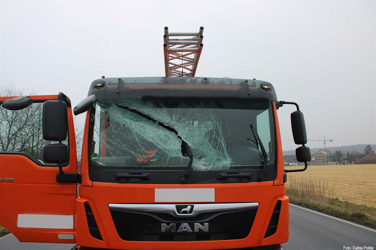 CV-radiator botst tegen voorruit van vrachtwagen; twee gewonden