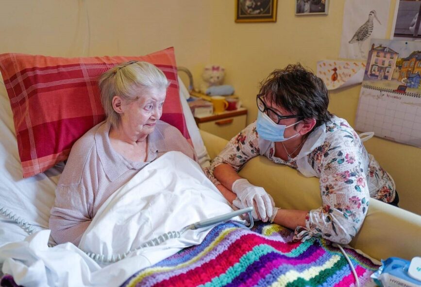 PolishExpress's tweet image. Hej Twitter! Imigranci pracujący w sektorze opieki obciążani nielegalnymi opłatami Imigranci pracujący w sektorze opieki muszą godzić się na złe warunki mieszkaniowe. A od niektórych pobierane są wysokie opłaty, przekraczające nawet 20 000 funtów. polishexpress.eu/imigranci-prac…