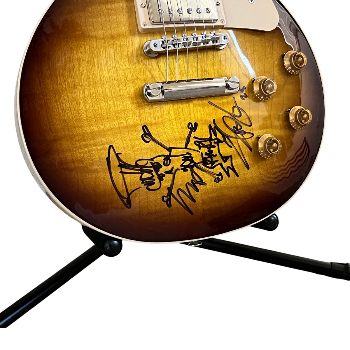 Slash presente en la campaña benefica para ayudar a musicos y trabajadores de la industria musical tras los incendios de Los Angeles. 
Con tu donación participas en un sorteo para ganarte esta Gibson Les Paul firmada por Slash. 
+ info: <a href="/winwithfandiem/">Fandiem</a> 

🤘🎩🌎

#slash #fanlaaid